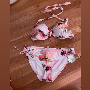 Super cute beachy swimsuit looks super good with a tan !!